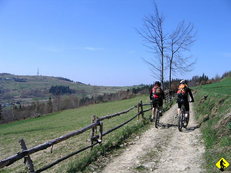 foto 048.jpg - Po wepchaniu rowerków na Parszywkę ukazuje się Koskowa. Nie mam dobrych wspomnień. Dobrze, że teraz będziemy pomykać dół niebieskim (niebieskim, na którym umierałem wnosząc rower). Z tego co pamiętam, to będzie pocisk!